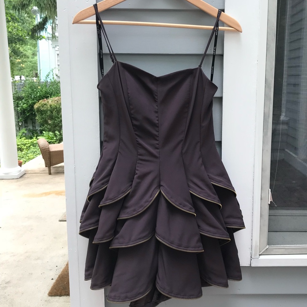 Zippered cocktail dress, perfect for weddings